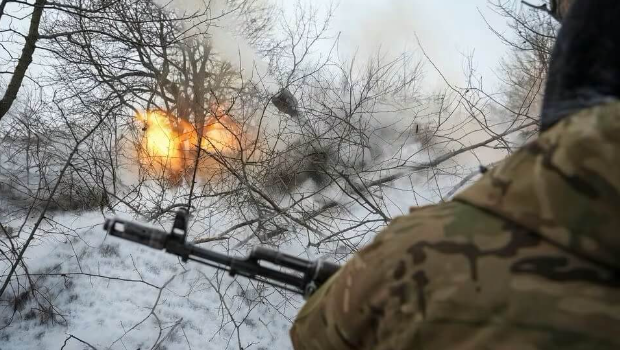 在乌东前线作战的乌克兰士兵。