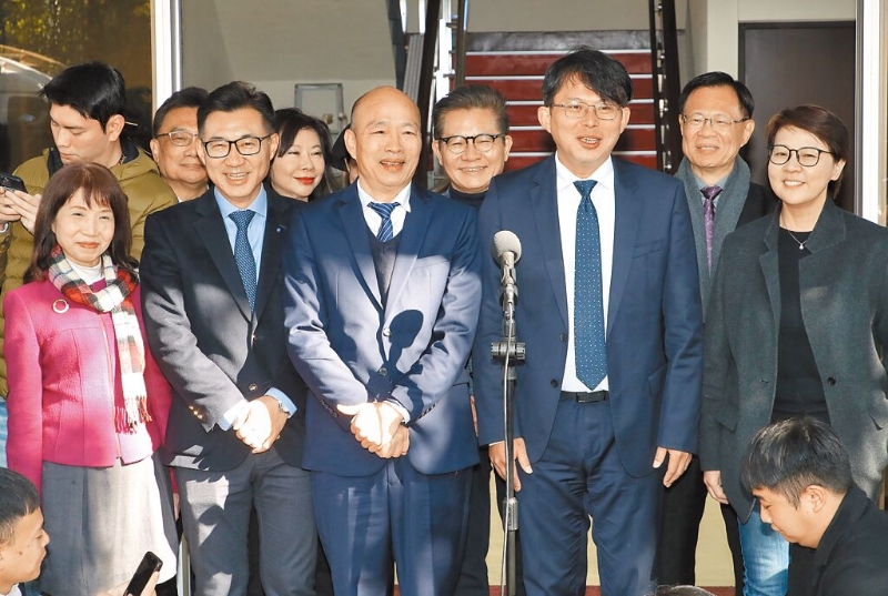 韩国瑜（前左三）及江启臣（前左二）拜会民众党团