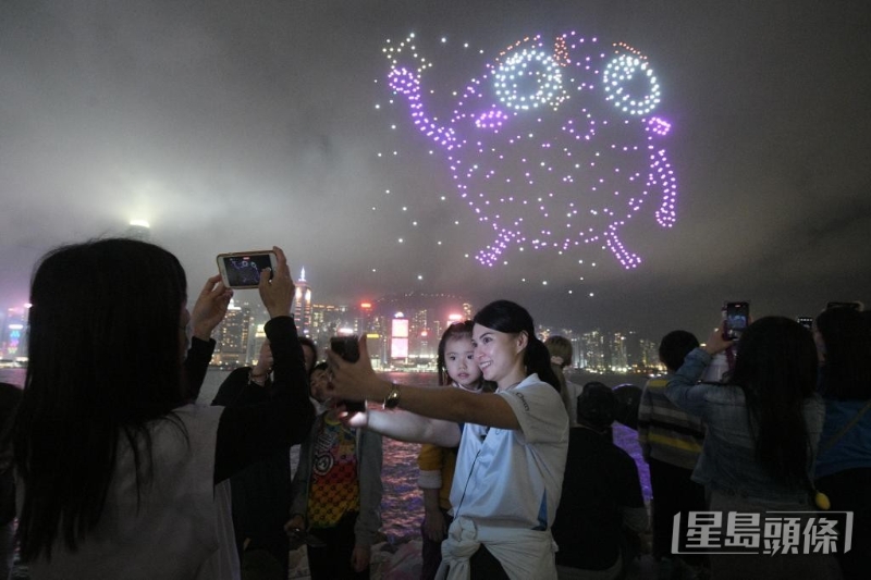 香港近年也开始利用无人机作编程及汇演，包括「缤纷香港」大型灯光秀及「提子海陆空大汇演」