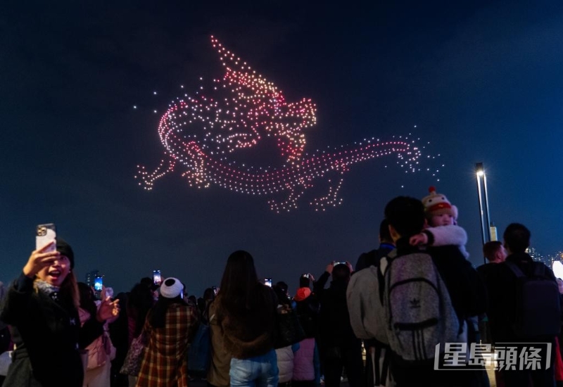 香港近年也开始利用无人机作编程及汇演，包括「缤纷香港」大型灯光秀及「提子海陆空大汇演」。