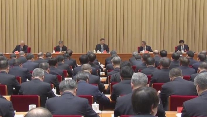近日召开的中央政治局会议和中央经济工作会议，要求“唱响中国经济光明论”。