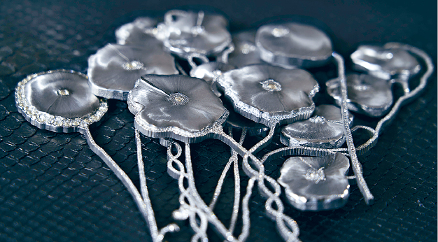 以铝与钻石作为素材的《Poppies》（罂粟花），很贴合思考莫奈的主题。