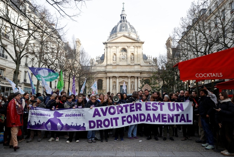 法国参议院有大批人士举行示威