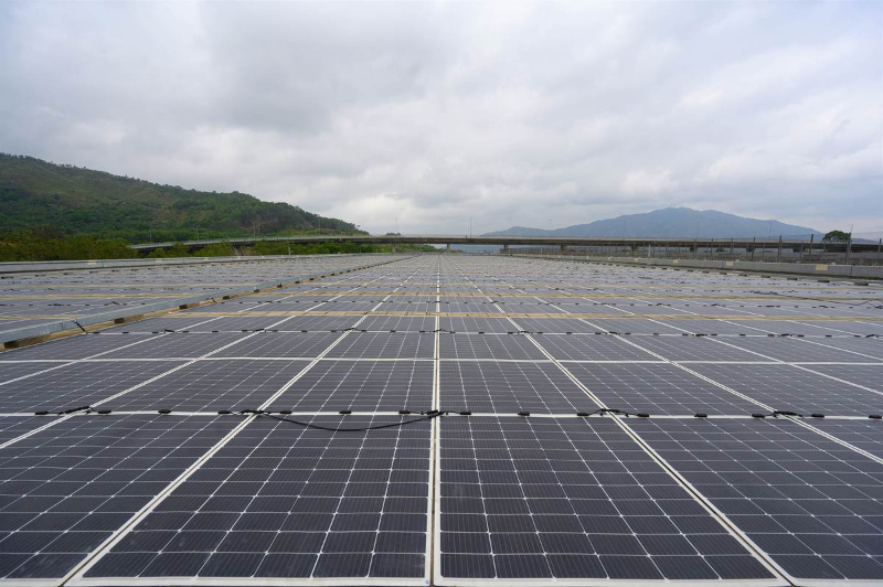 八乡车厂安装超过2100块柔性太阳能发电板