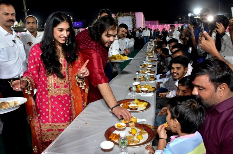 安巴尼幼子和未婚妻在当地小镇为5万名村民举办盛宴。