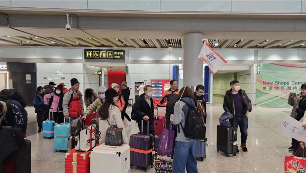 首个台湾赴北京的东南旅行社旅游团降落北京机场