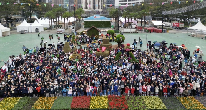 超过1100名学生镶嵌花坛。