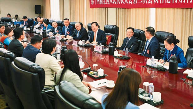 夏宝龙看望香港特别行政区全国人大代表。