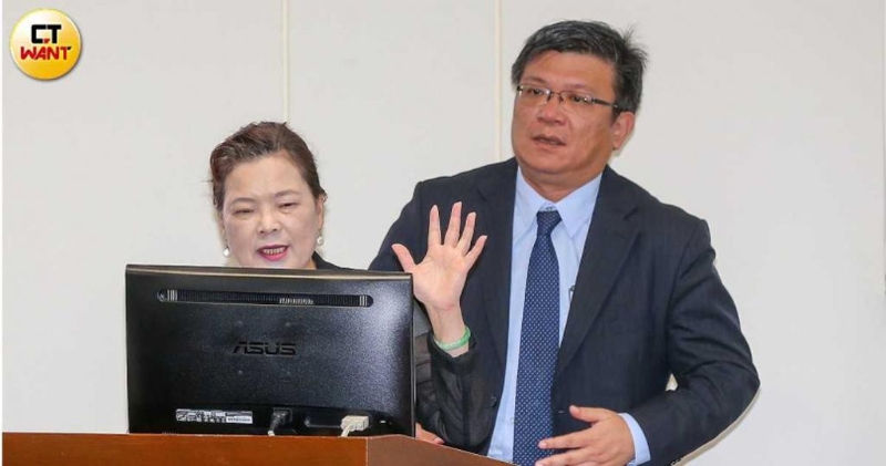 外传台湾“经济部长”王美花（左）将在新内阁中转任“政务委员”