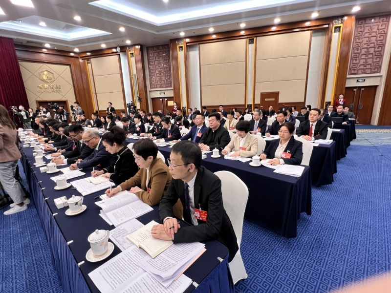 广东省人大代表团早上在北京召开全体会议