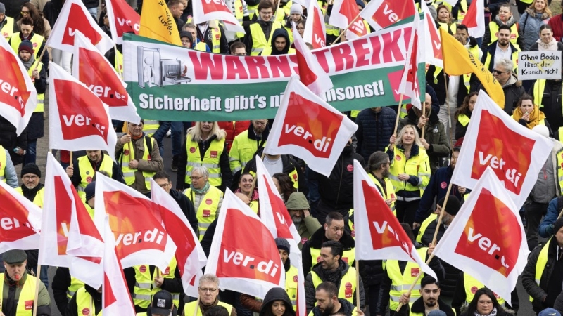 罢工者举起横额和服务业工会（Verdi）的旗帜