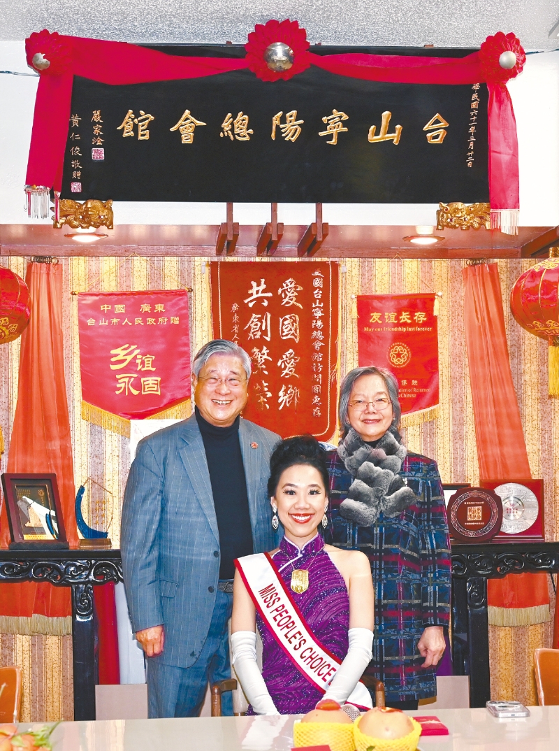 主席雷振泽伉俪代表总会馆向台山籍——网上最受欢迎奖朱玉珊致送金牌。