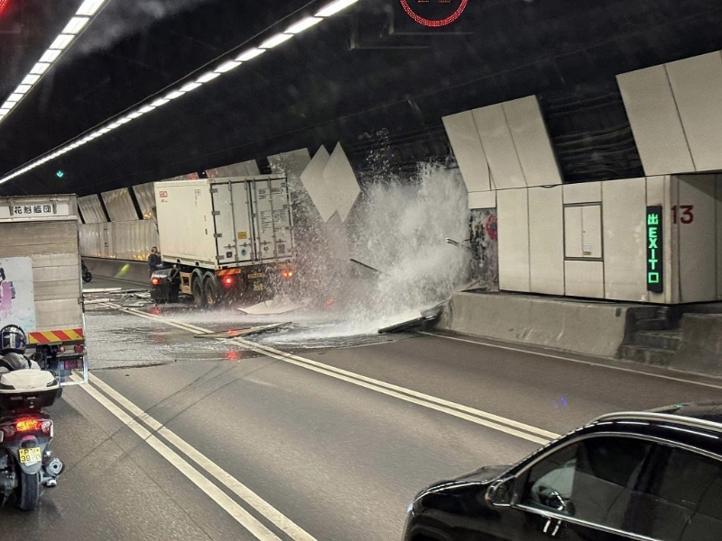 长青隧道货柜车撞爆消防喉