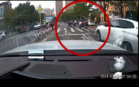 车CAM直击，白色宝马冲撞斑马线过马路学生。
