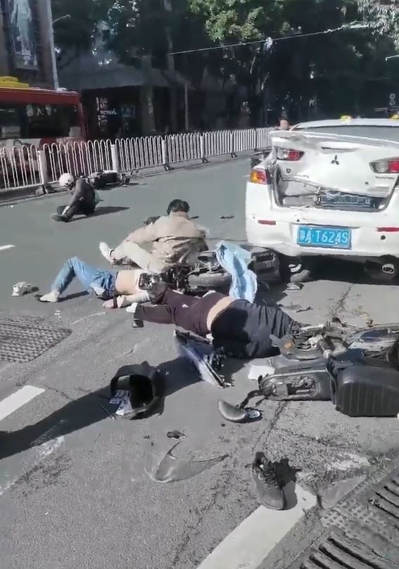 广州房车闹市乱冲撞，传最少12人倒地2