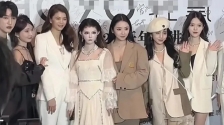 袁咏仪与“中国第一芭比”合照现尴尬样，网红惊吓妆容引讨论