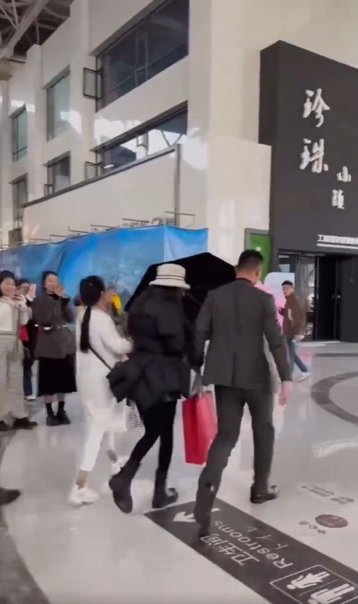 有网民打卡在上海遇到疑似章子怡。