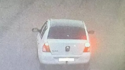 嫌疑人乘坐一辆白色汽车逃离