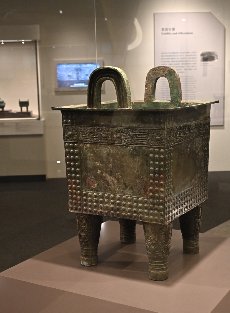 河南博物院的藏品—商代前期的兽面乳丁纹铜方鼎，出土于郑州南顺城街青铜器窖藏坑。政府新闻处图片