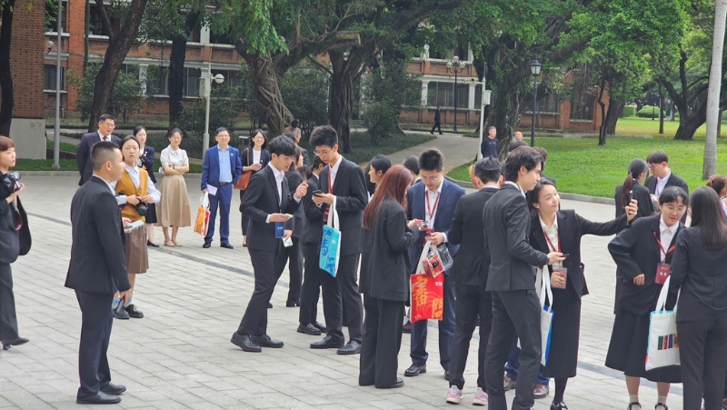 马英九率青年学子赴广州中山大学