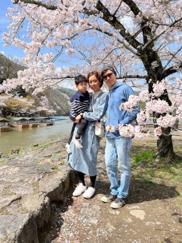 Beatrice与家人同游京都岚山赏樱。