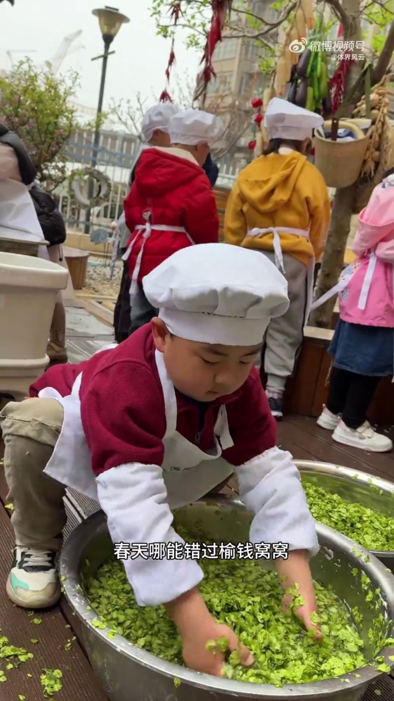 幼童们熟练地煮饭、制作烙饼，甚至还能灌香肠、晒腊肉、卤猪头肉，做各种高难度菜色。