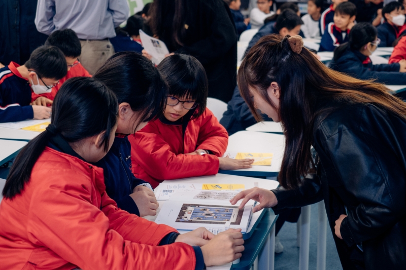 星岛团队向中华基督教会基湾小学（爱蝶湾）介绍比赛详情