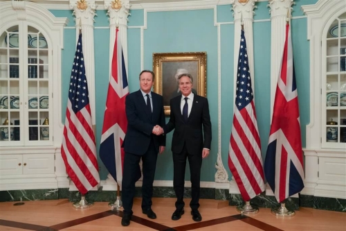 英国外相卡梅伦（左）9日在华府与美国国务卿布林肯（右）会谈