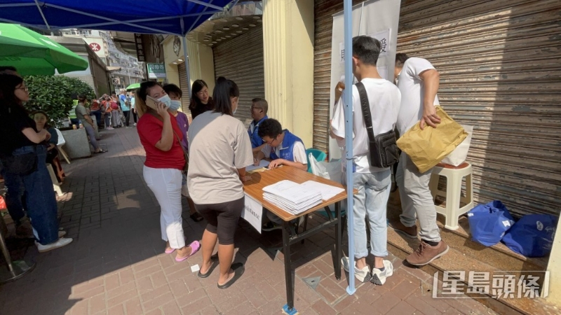 民政事务处在华丰大厦门外设置财政支持登记处为有需要财政支持的灾民登记。