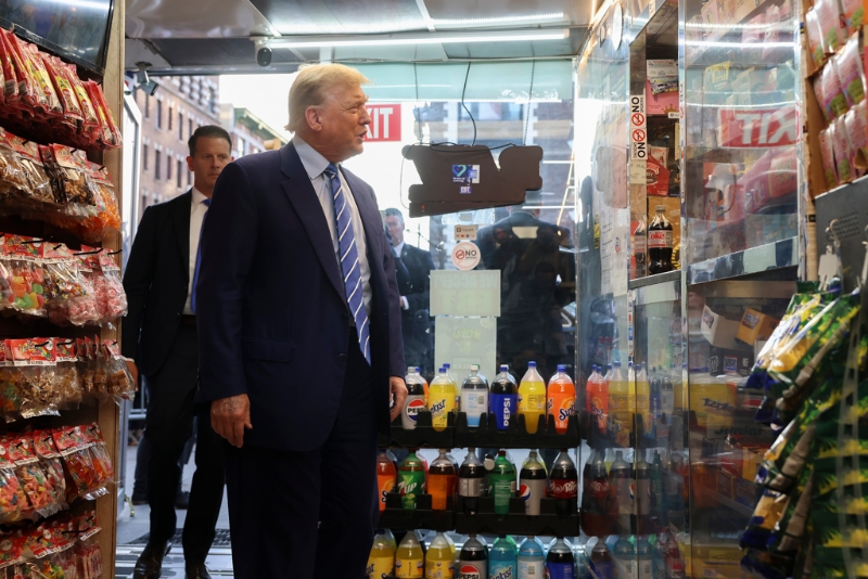 美国前总统特朗普造访哈林区一家杂货店
