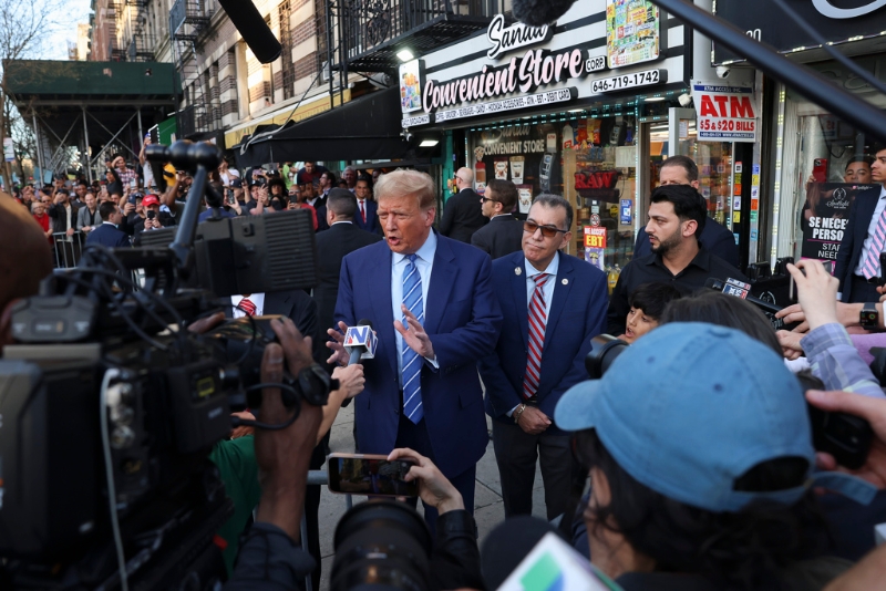 特朗普在纽约市哈林区的杂货店外接受媒体采访