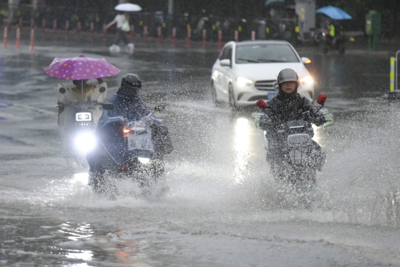 暴雨下的广州市面。