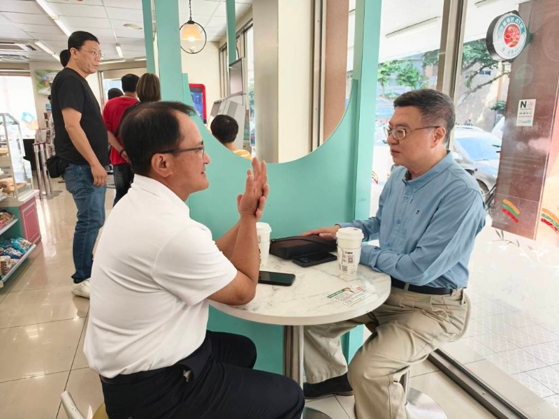 准“行政院长”卓荣泰（右）21日与“前总统”陈水扁办公室主任林德训（左）在“立法院”附近超商喝咖啡