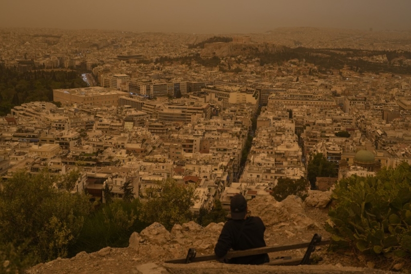 许多民众聚集雅典附近山上观看奇景1