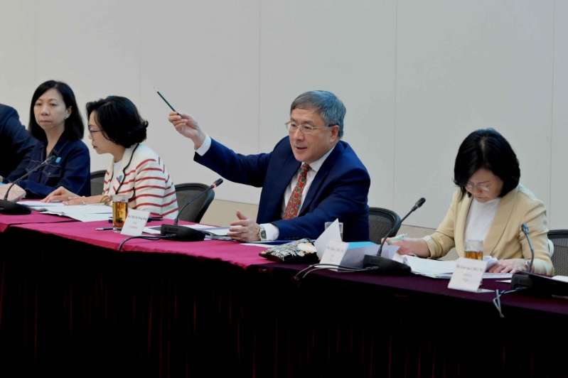 由政务司副司长卓永兴（右二）主持，跟进“地区治理领导委员会”交付的工作。