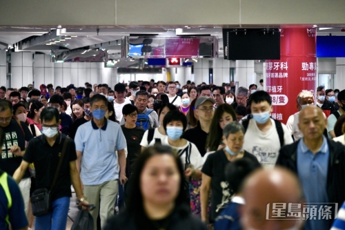 港人由罗湖口岸北上过关。