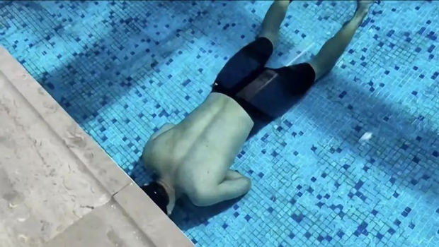 郑州一游泳教练憋气练习时溺亡，家属：沉水底十分钟无人施救