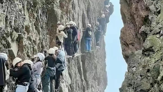 浙江雁荡山攀岩客堵山腰