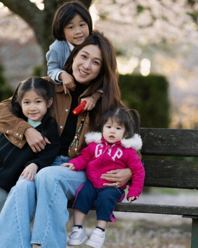 身在加拿大的钟嘉欣分享家庭照庆祝母亲节，细女与大女越来越似样。