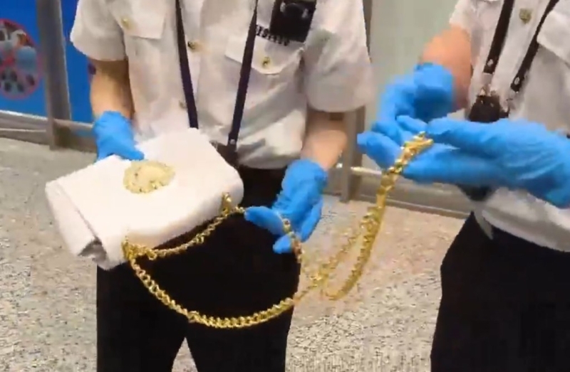 广州海关截获2名入境旅客，企图以”手袋链“走私黄金入境。