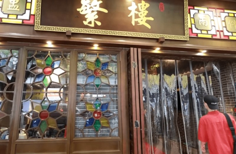 早餐他去了深圳大受欢迎的 “蜃楼”，他形容为“粤式茶餐厅”