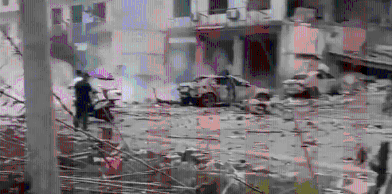 江西上栗县汽车维修店发生爆炸后，附近街道一片狼藉。