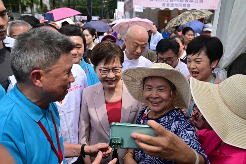 林郑月娥在家乡市集与市民合照