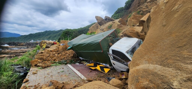 基隆市潮境公园入口处平浪桥旁山坡3日下午发生土石崩塌，造成道路交通中断。 （基隆消防局提供）