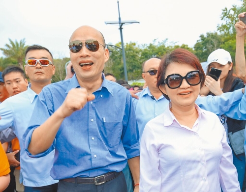 韩国瑜 （左）、台中市长卢秀燕（右）