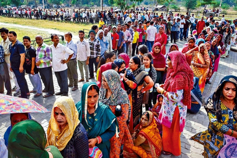 印度选民在北部昌迪加尔市票站排长龙投票。