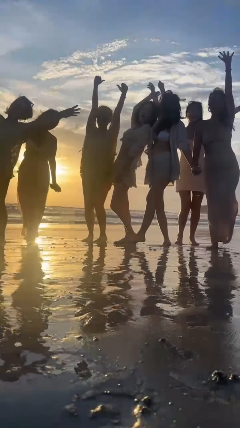 “七魔女”相约去泰国旅行，享受阳光与海滩。