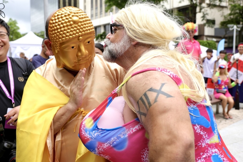 有外国选手扮成粉红「芭比」献吻色诱《西游记》如来佛祖选手，但被对方「阿弥陀佛」抵挡。
