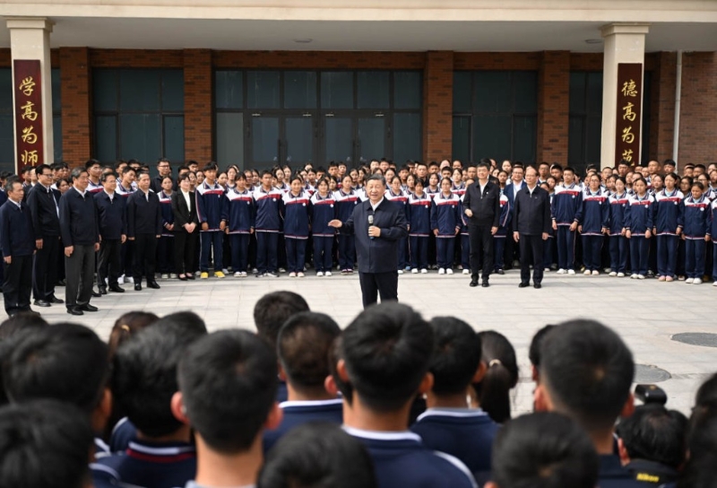 习近平在青海调研，到访西宁市的果洛西宁民族中学。