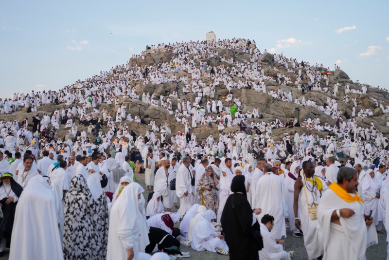 2024年麦加朝觐期间，市郊阿拉法特山15日涌现大量穆斯林。
